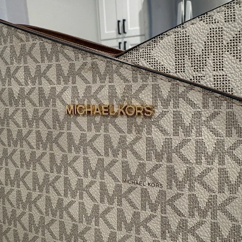 Michael Kors Jet Set Large Logo Shoulder Bag (Vanilla) - Picture 2 of 5